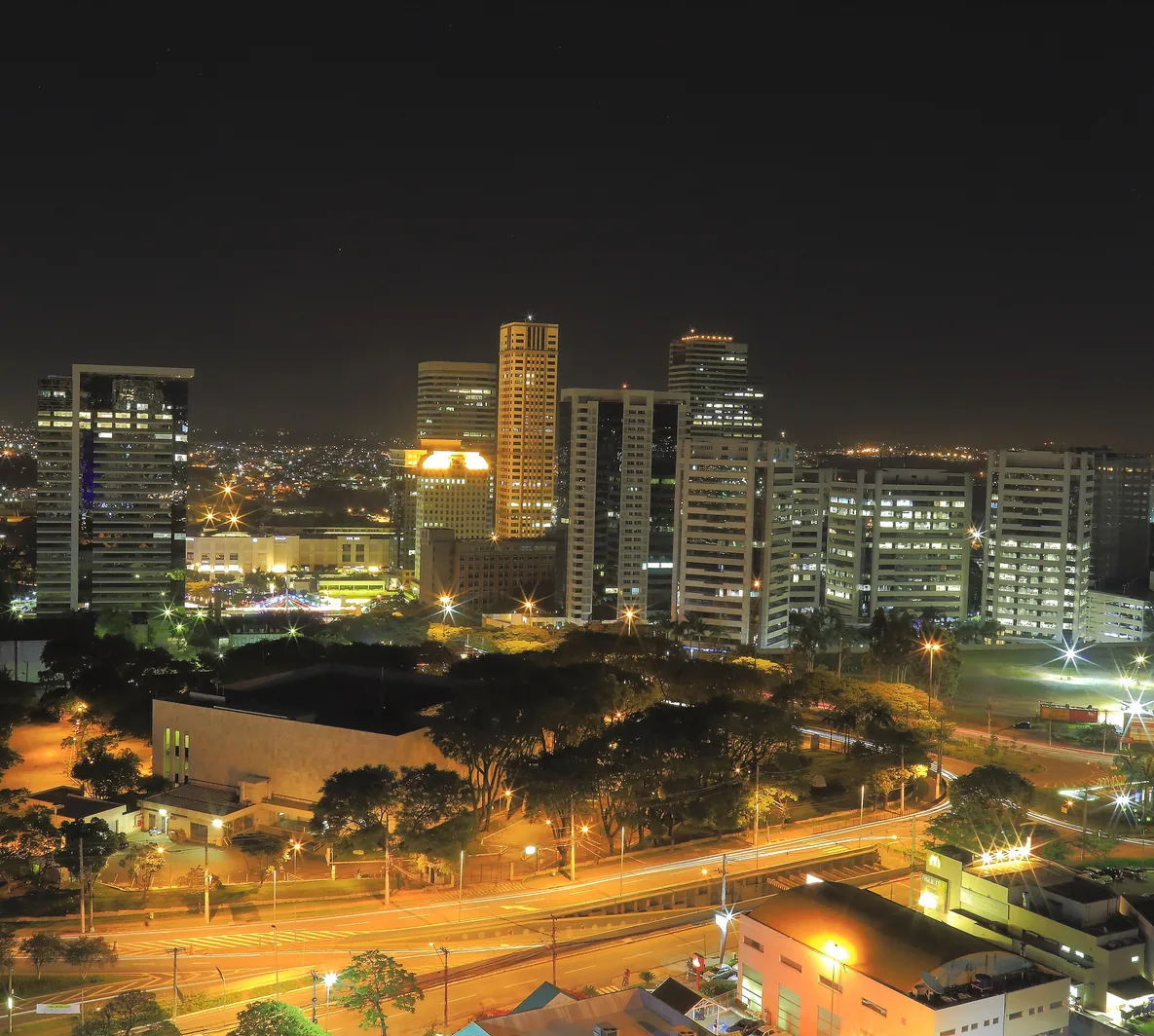 Vista noturna dos prédios de Alphaville, Barueri/SP